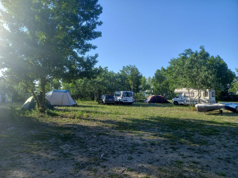 Yacht Centrum — okolí Dunaje